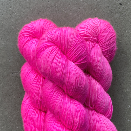Kilde nummer Milestone Tosh Merino Light neon pink – Yarnfreak